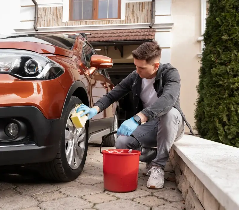 Lavage auto à domicile Changis-sur-Marne : professionnel intervenant sur un véhicule